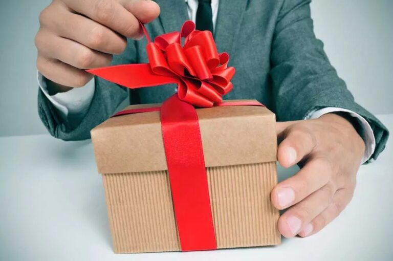 Enjoy these benefits by giving away corporate gifts